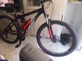 Bicicleta de montaña roja y negra