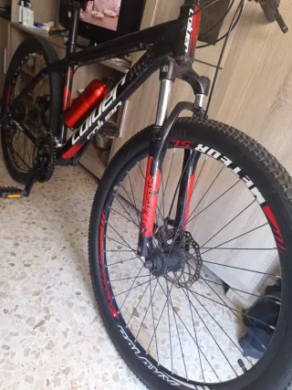 Bicicleta de montaña roja y negra