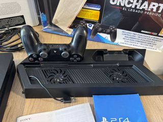 PS4 Slim Negra con Mando, 4 Juegos y base de carga