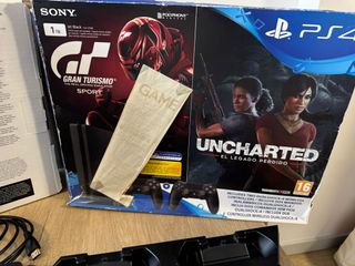 PS4 Slim Negra con Mando, 4 Juegos y base de carga