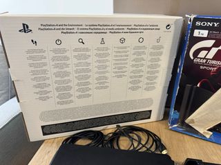 PS4 Slim Negra con Mando, 4 Juegos y base de carga