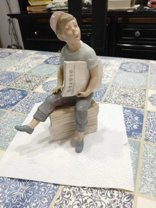 Figura Nao de Lladró niño con periódico