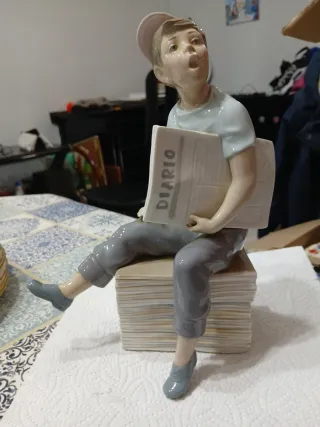 Figura Nao de Lladró niño con periódico