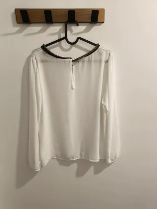 Blusa blanca con cuello adornado