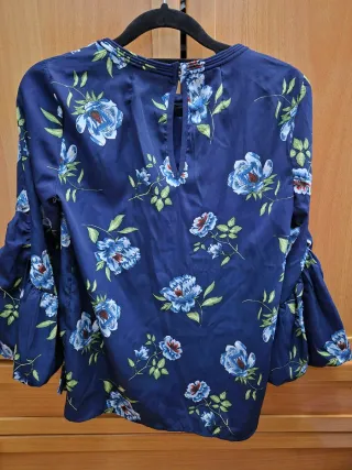 Camisa azul con estampado floral