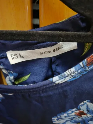 Camisa azul con estampado floral