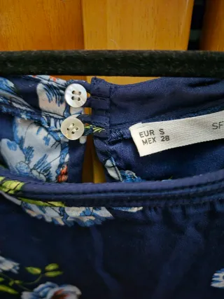 Camisa azul con estampado floral