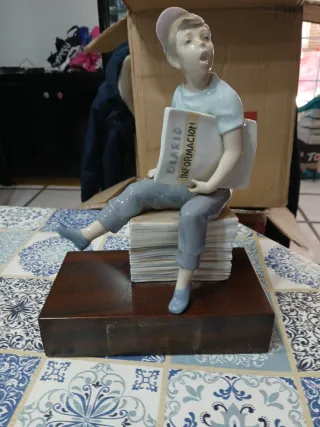 Figura Nao de Lladró niño leyendo periódico