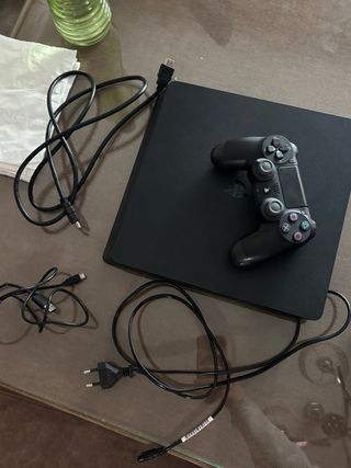 PS4 Negra con mando y auriculares