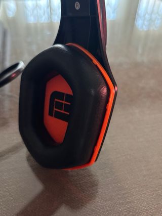 PS4 Negra con mando y auriculares