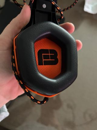 PS4 Negra con mando y auriculares