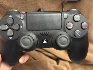 PS4 Negra con mando y auriculares