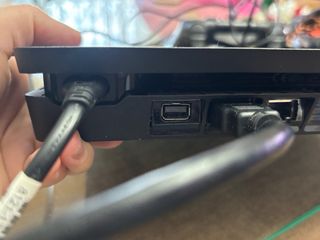 PS4 Negra con mando y auriculares