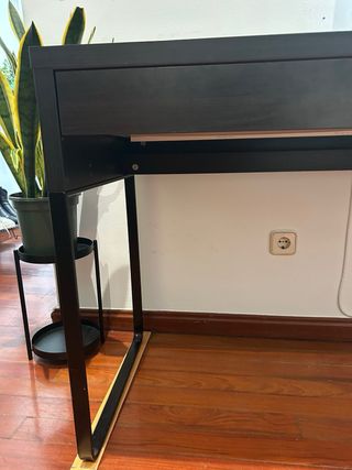 Escritorio MICKE Ikea negro-marrón 142x50 cm