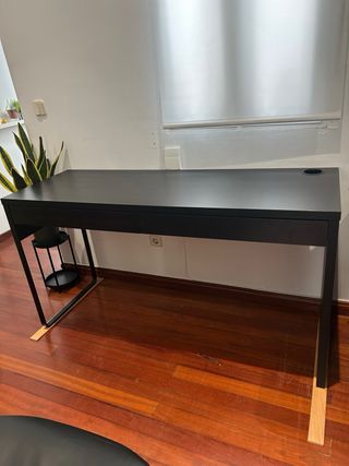 Escritorio MICKE Ikea negro-marrón 142x50 cm