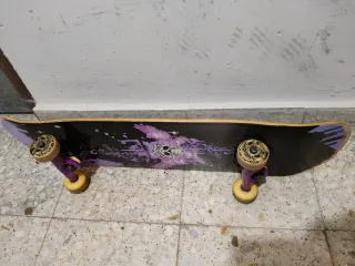 Monopatín Negro con Diseño Morado