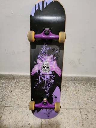 Monopatín Negro con Diseño Morado