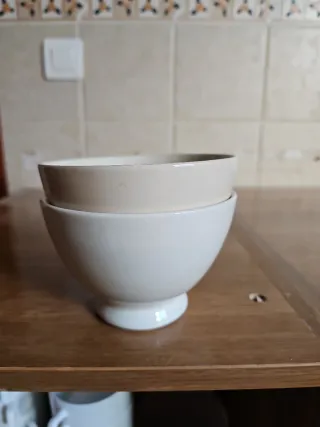 Vajilla cerámica antigua rosa y blanca