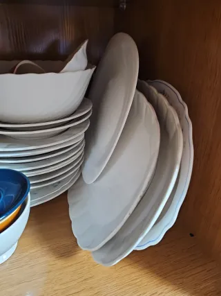 Vajilla cerámica antigua rosa y blanca