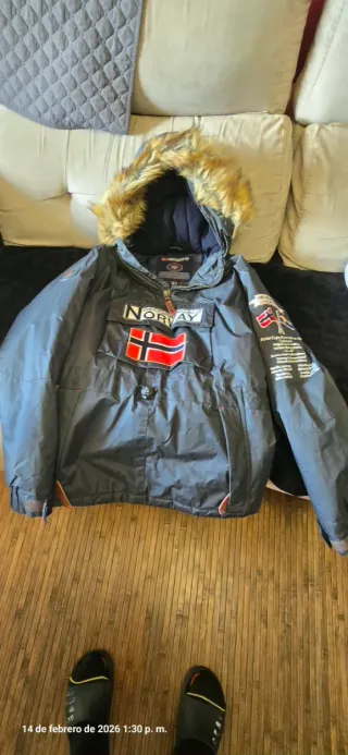 Poncho Geographical Norway Negro y Rojo