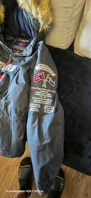 Poncho Geographical Norway Negro y Rojo