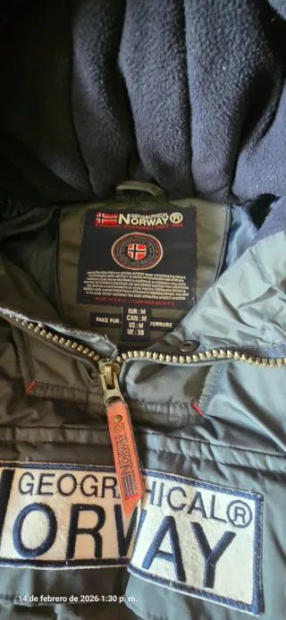 Poncho Geographical Norway Negro y Rojo