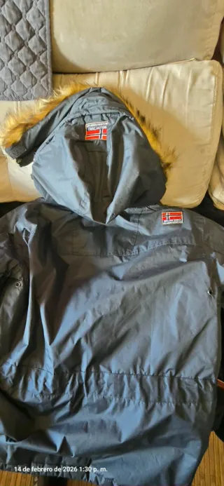 Poncho Geographical Norway Negro y Rojo