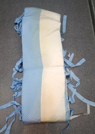 Protector de cuna azul y blanco para cuna grande