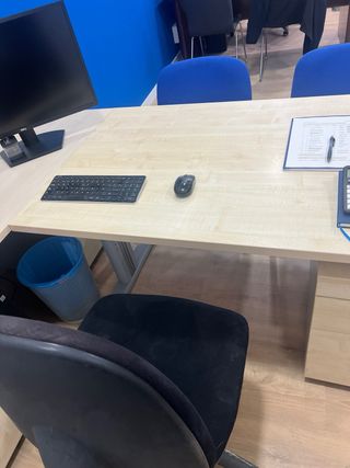 Mesa de despacho y silla