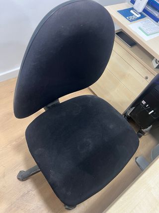 Mesa de despacho y silla