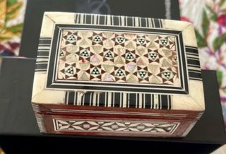 Pequeña caja joyero de madera y nácar