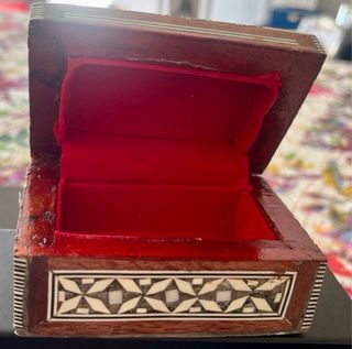 Pequeña caja joyero de madera y nácar