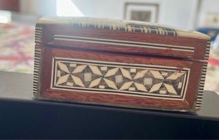 Pequeña caja joyero de madera y nácar