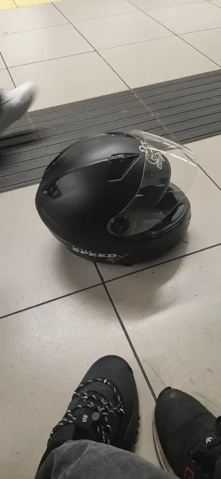 Casco integral negro con visera
