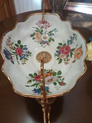 Centro de porcelana y bronce con flores