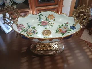 Centro de porcelana y bronce con flores