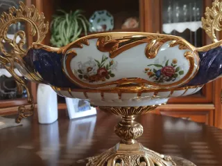 Centro de porcelana y bronce con flores