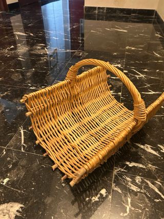 Cesta de mimbre para leña