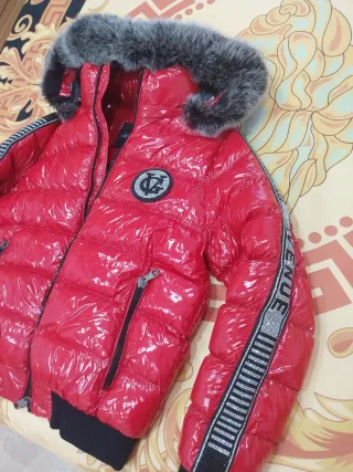 Chaqueta de abrigo roja con capucha