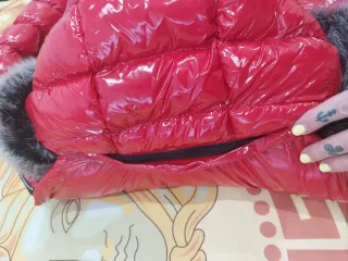 Chaqueta de abrigo roja con capucha
