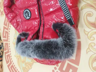 Chaqueta de abrigo roja con capucha