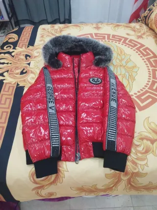 Chaqueta de abrigo roja con capucha