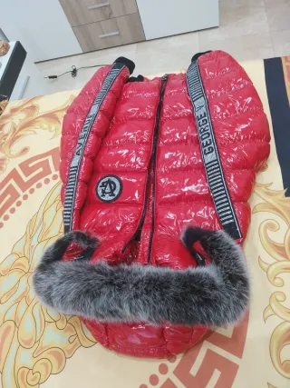 Chaqueta de abrigo roja con capucha