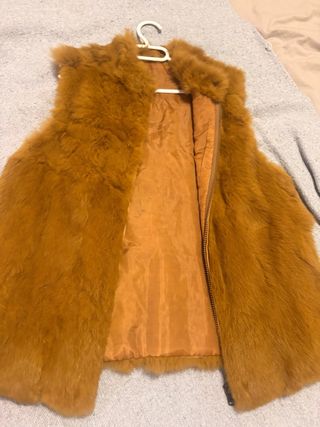 Chaleco de piel de conejo color mostaza