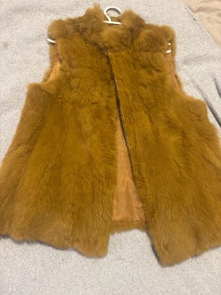 Chaleco de piel de conejo color mostaza