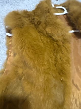 Chaleco de piel de conejo color mostaza