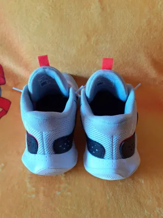 Zapatillas Under Armour grises y rojas