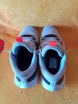 Zapatillas Under Armour grises y rojas