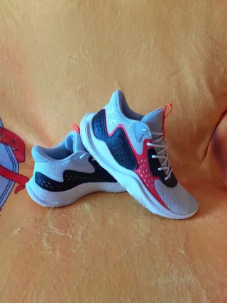 Zapatillas Under Armour grises y rojas