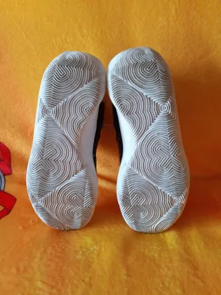 Zapatillas Under Armour grises y rojas